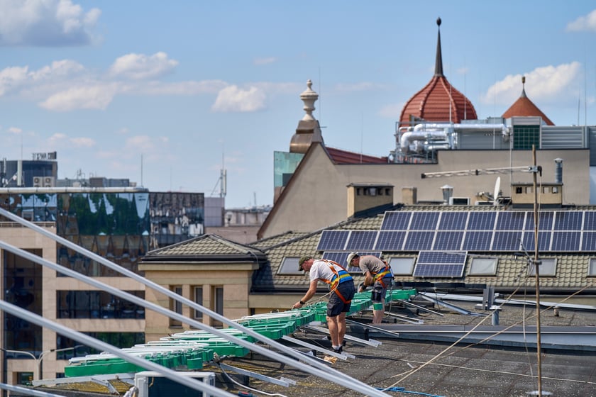 Mocowanie szklanych rur neonu "dobry wieczór we Wrocławiu", 23 lipca 2024