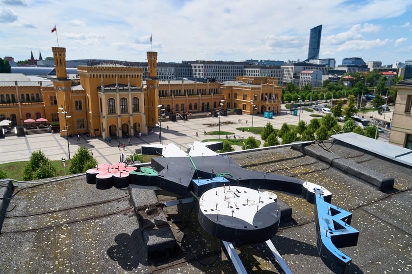 Mocowanie szklanych rur neonu "dobry wieczór we Wrocławiu", 23 lipca 2024