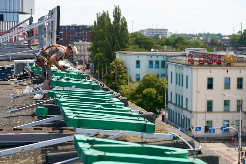Mocowanie szklanych rur neonu "dobry wieczór we Wrocławiu", 23 lipca 2024