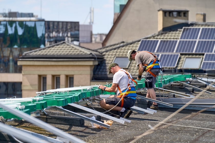 Mocowanie szklanych rur neonu "dobry wieczór we Wrocławiu", 23 lipca 2024