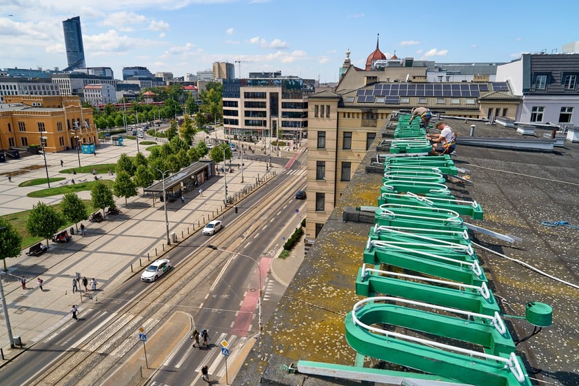 Mocowanie szklanych rur neonu "dobry wieczór we Wrocławiu", 23 lipca 2024