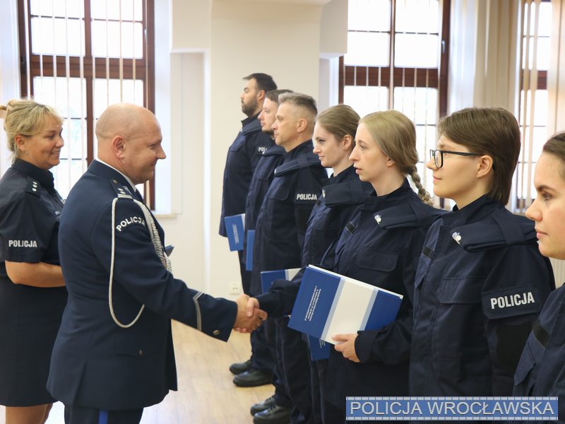 Nowe policjantki i nowi policjanci. Funkcjonariusze złożyli uroczyste ślubowanie we wtorek, 23 lipca, w obecności Komendanta Miejskiego Policji we Wrocławiu