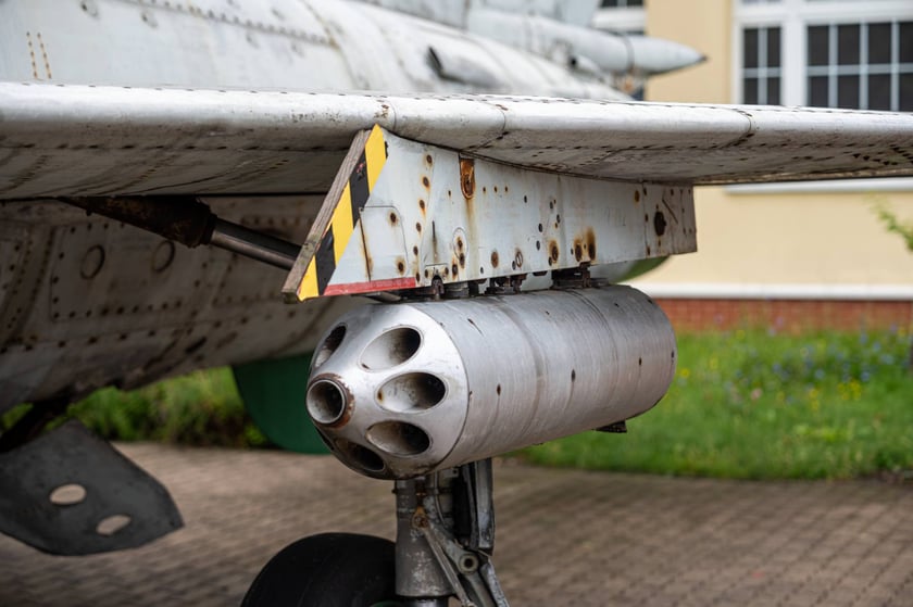 MiG-21&nbsp;przed budynkiem Lotniczych Zakład&oacute;w Naukowych przy ul. Kiełczowskiej&nbsp;