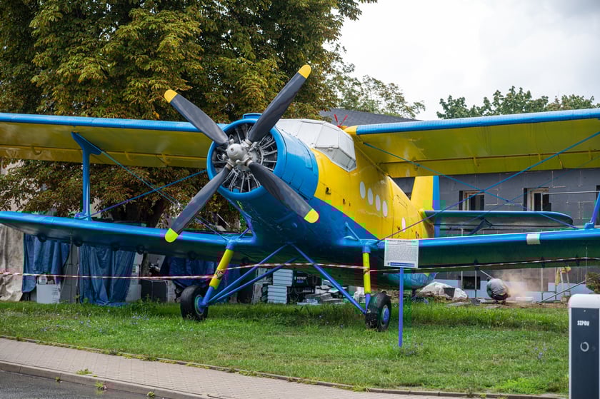Antonow An-2&nbsp;przed budynkiem Lotniczych Zakład&oacute;w Naukowych przy ul. Kiełczowskiej&nbsp;