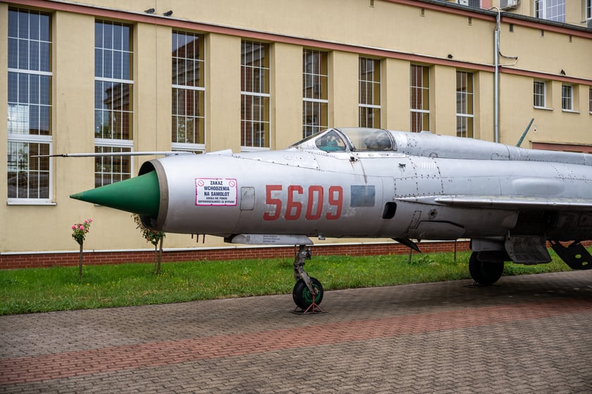MiG-21&nbsp;przed budynkiem Lotniczych Zakład&oacute;w Naukowych przy ul. Kiełczowskiej&nbsp;