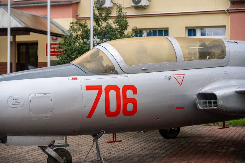 Iskra TS-11 przed budynkiem Lotniczych Zakład&oacute;w Naukowych przy ul. Kiełczowskiej&nbsp;