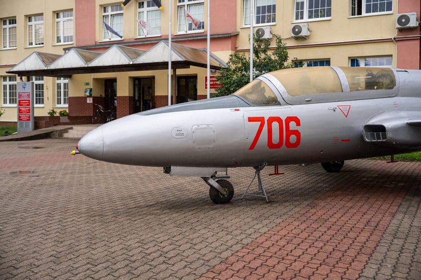 Iskra TS-11 przed budynkiem Lotniczych Zakład&oacute;w Naukowych przy ul. Kiełczowskiej&nbsp;