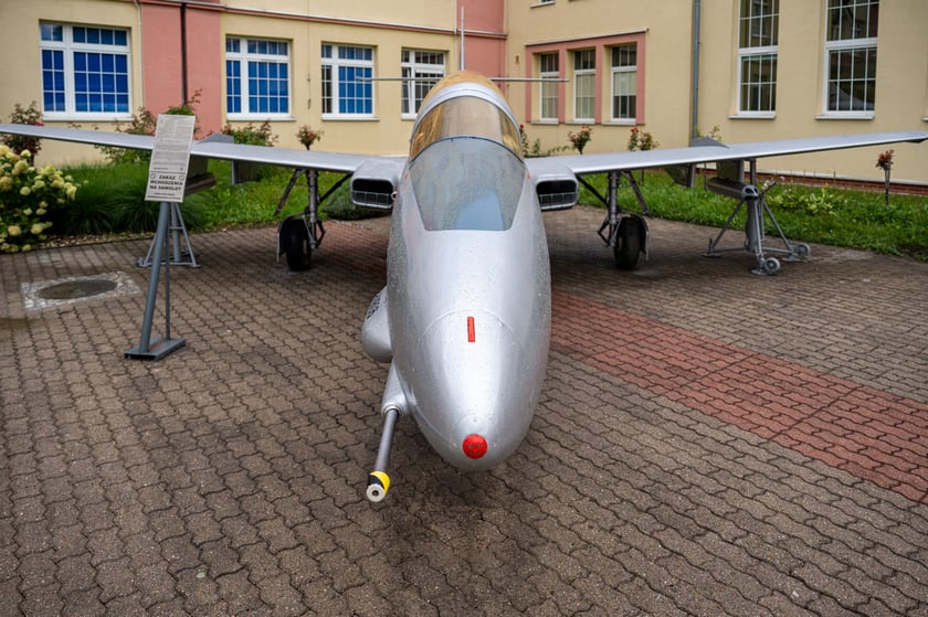 Iskra TS-11 przed budynkiem Lotniczych Zakład&oacute;w Naukowych przy ul. Kiełczowskiej&nbsp;
