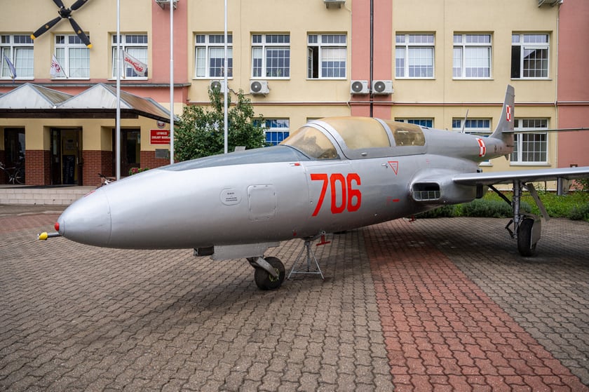 Iskra TS-11 przed budynkiem Lotniczych Zakład&oacute;w Naukowych przy ul. Kiełczowskiej&nbsp;