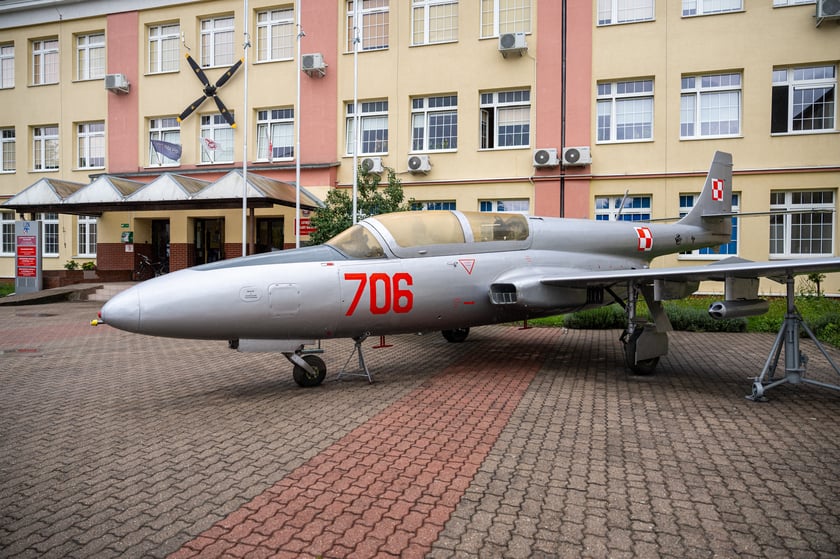 Iskra TS-11 przed budynkiem Lotniczych Zakład&oacute;w Naukowych przy ul. Kiełczowskiej&nbsp;