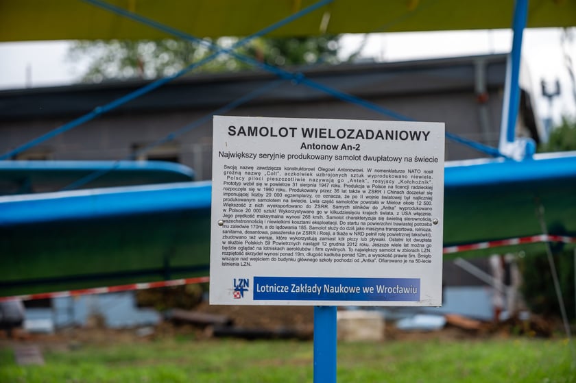 Tabliczka z opisem samolotu wielozadaniowego Antonow An-2
