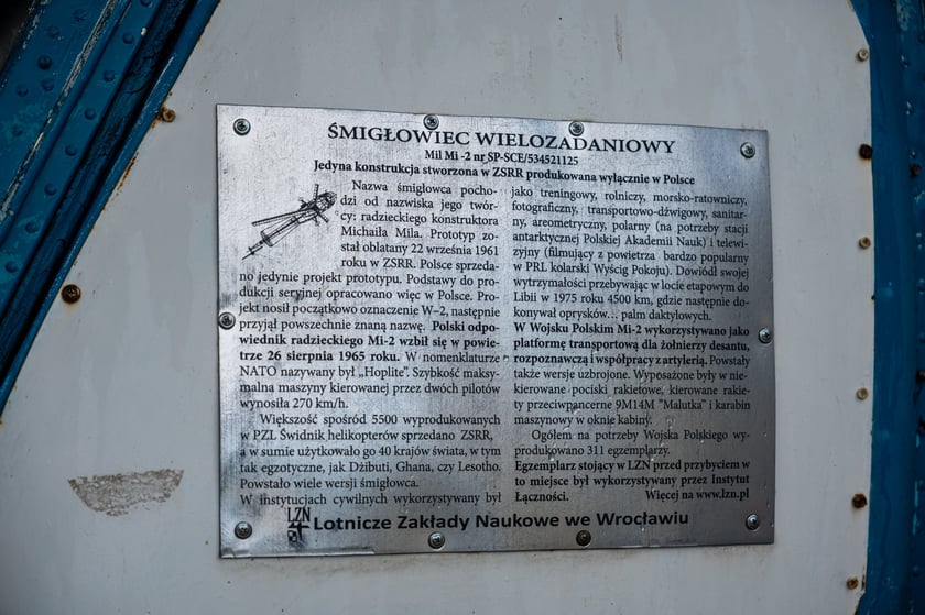 Tabliczka z opisem śmigłowca wielozadaniowego Mil Mi-2