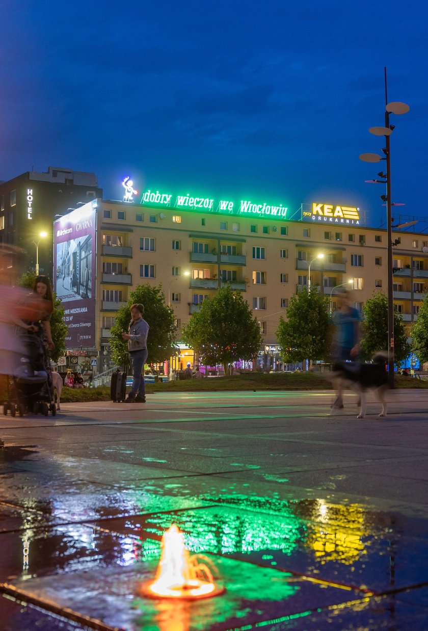 Test odrestaurowanego neonu. Na razie rozświetlany jest na próbę, aby sprawdzić, czy wszystkie prace poszły należycie