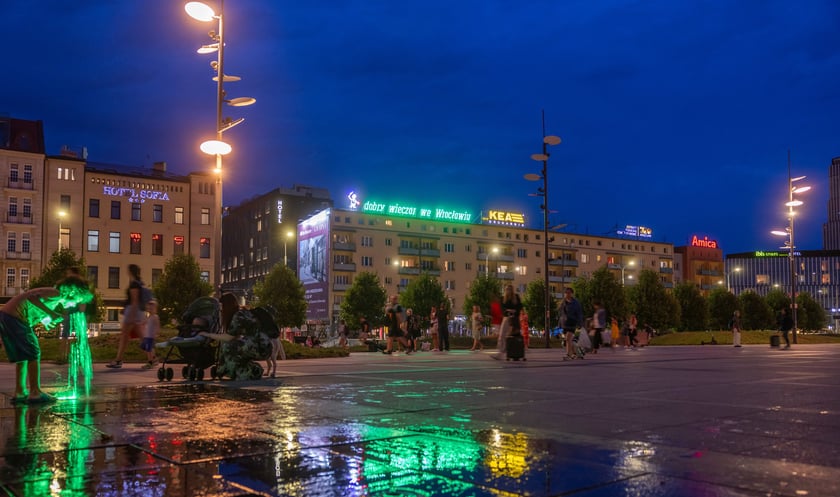 Test odrestaurowanego neonu. Na razie rozświetlany jest na próbę, aby sprawdzić, czy wszystkie prace poszły należycie
