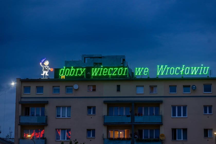Test odrestaurowanego neonu. Na razie rozświetlany jest na próbę, aby sprawdzić, czy wszystkie prace poszły należycie