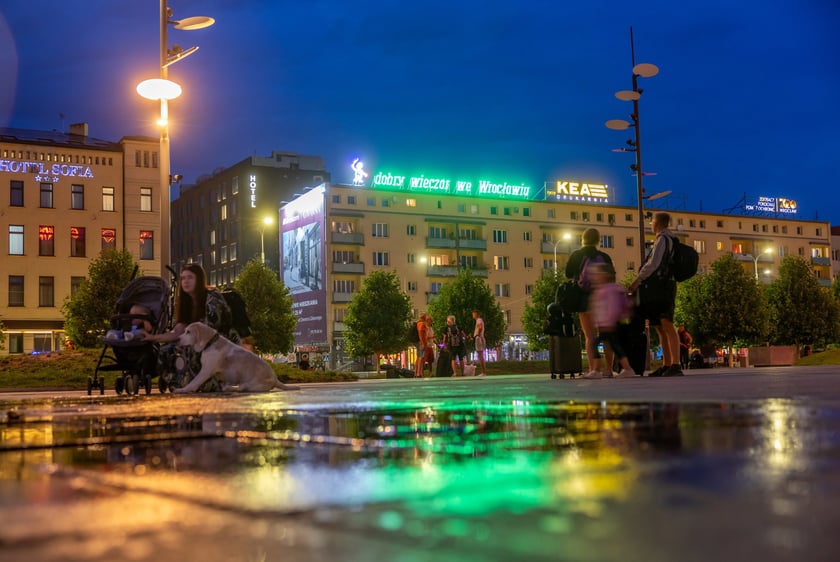 Test odrestaurowanego neonu. Na razie rozświetlany jest na próbę, aby sprawdzić, czy wszystkie prace poszły należycie