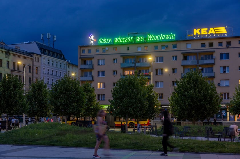 Test odrestaurowanego neonu. Na razie rozświetlany jest na próbę, aby sprawdzić, czy wszystkie prace poszły należycie