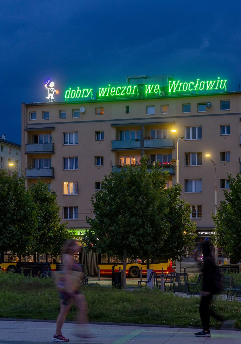 Test odrestaurowanego neonu. Na razie rozświetlany jest na próbę, aby sprawdzić, czy wszystkie prace poszły należycie