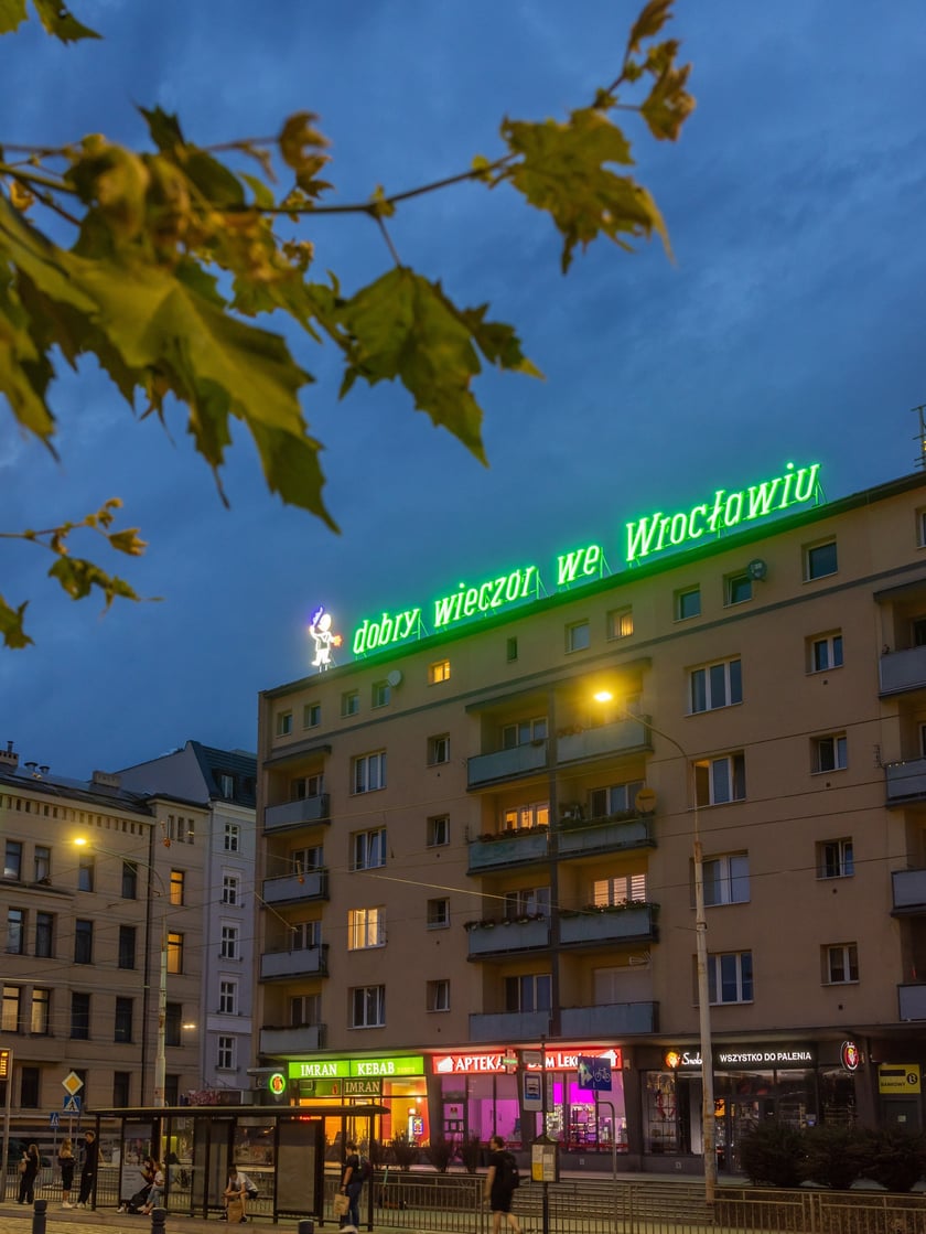 Test odrestaurowanego neonu. Na razie rozświetlany jest na próbę, aby sprawdzić, czy wszystkie prace poszły należycie
