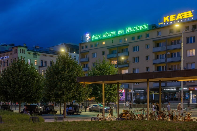 Test odrestaurowanego neonu. Na razie rozświetlany jest na próbę, aby sprawdzić, czy wszystkie prace poszły należycie