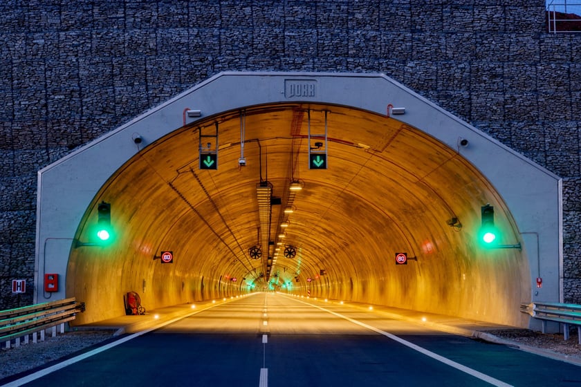 Oświetlony tunel na trasie S3