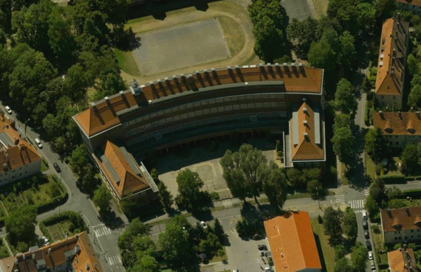 Budynek szkoły na Sępolnie, widok z lotu ptaka