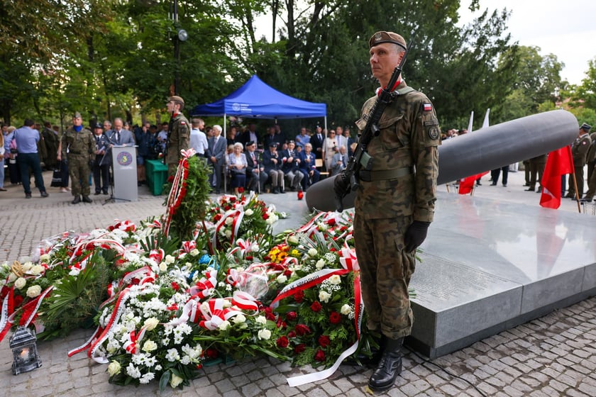 Uroczystości związane z obchodami 80. rocznicy Powstania Warszawskiego przy pomniku rotmistrza Witolda Pileckiego we Wrocławiu
