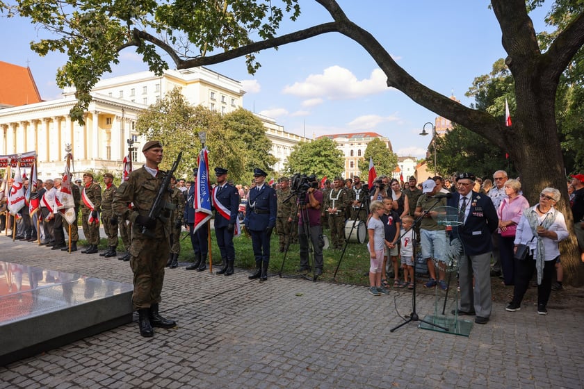 Uroczystości związane z obchodami 80. rocznicy Powstania Warszawskiego przy pomniku rotmistrza Witolda Pileckiego we Wrocławiu