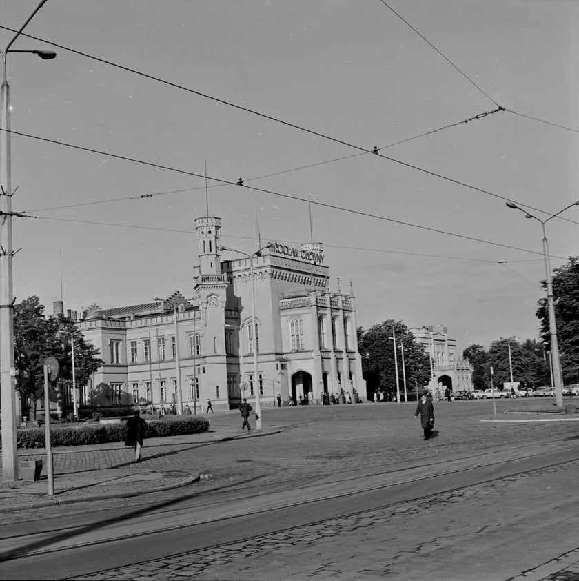 Dworzec Gł&oacute;wny we Wrocławiu w latach 70. XX w. Elewacja boczna