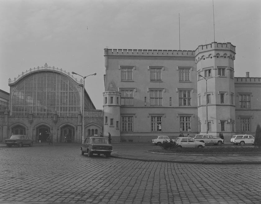 Dworzec Gł&oacute;wny we Wrocławiu w latach 70. XX w. Elewacja wschodnia