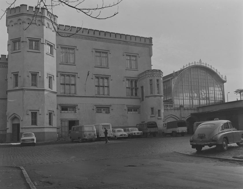 Dworzec Gł&oacute;wny we Wrocławiu w latach 70. XX w. Elewacja zachodnia