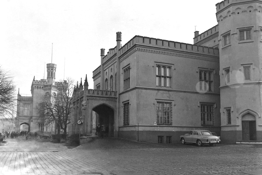 Dworzec Gł&oacute;wny we Wrocławiu w latach 70. Elewacja zachodnia