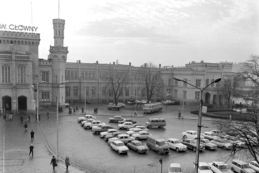 Dworzec Gł&oacute;wny we Wrocławiu w latach 70. Elewacja zachodnia