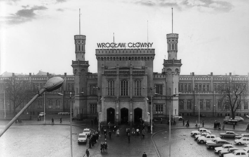 Dworzec Gł&oacute;wny we Wrocławiu w latach 70. Elewacja frontowa