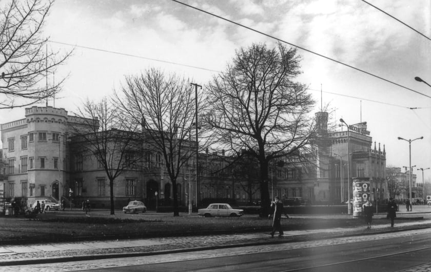 Dworzec Gł&oacute;wny we Wrocławiu w latach 70. Elewacja p&oacute;łnocno-wschodnia