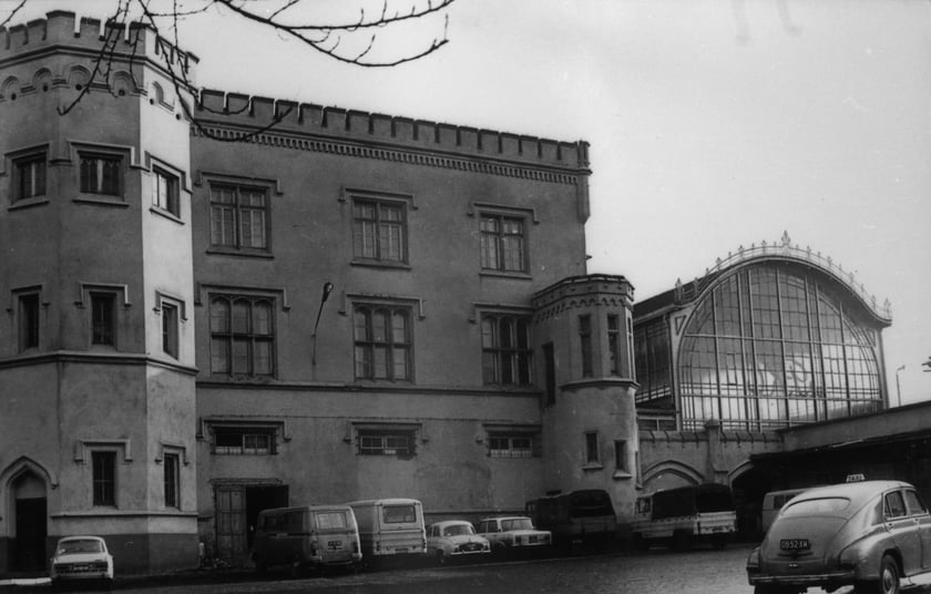 Dworzec Gł&oacute;wny we Wrocławiu w latach 70. Elewacja zachodnia