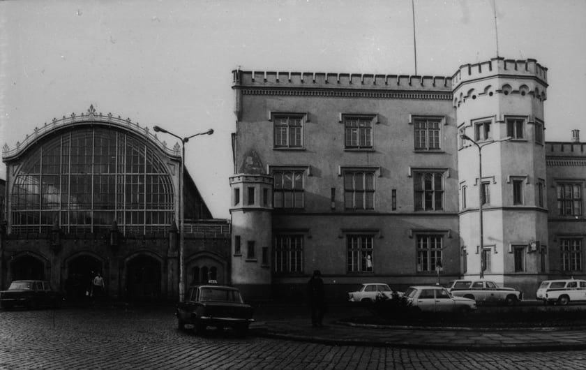 Dworzec Gł&oacute;wny we Wrocławiu w latach 70. Elewacja wschodnia