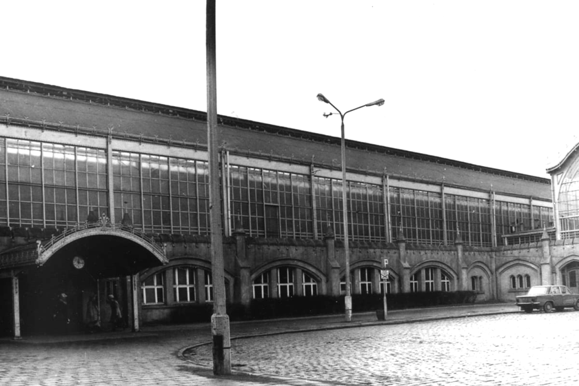 Dworzec Gł&oacute;wny we Wrocławiu w latach 70. Elewacja wschodnia