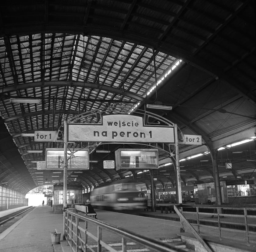 Dworzec Gł&oacute;wny we Wrocławiu w latach 70. Peron 1