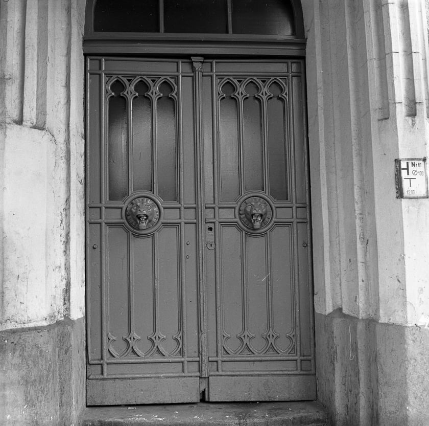 Dworzec Gł&oacute;wny we Wrocławiu w latach 70. Drzwi zachodniego portalu