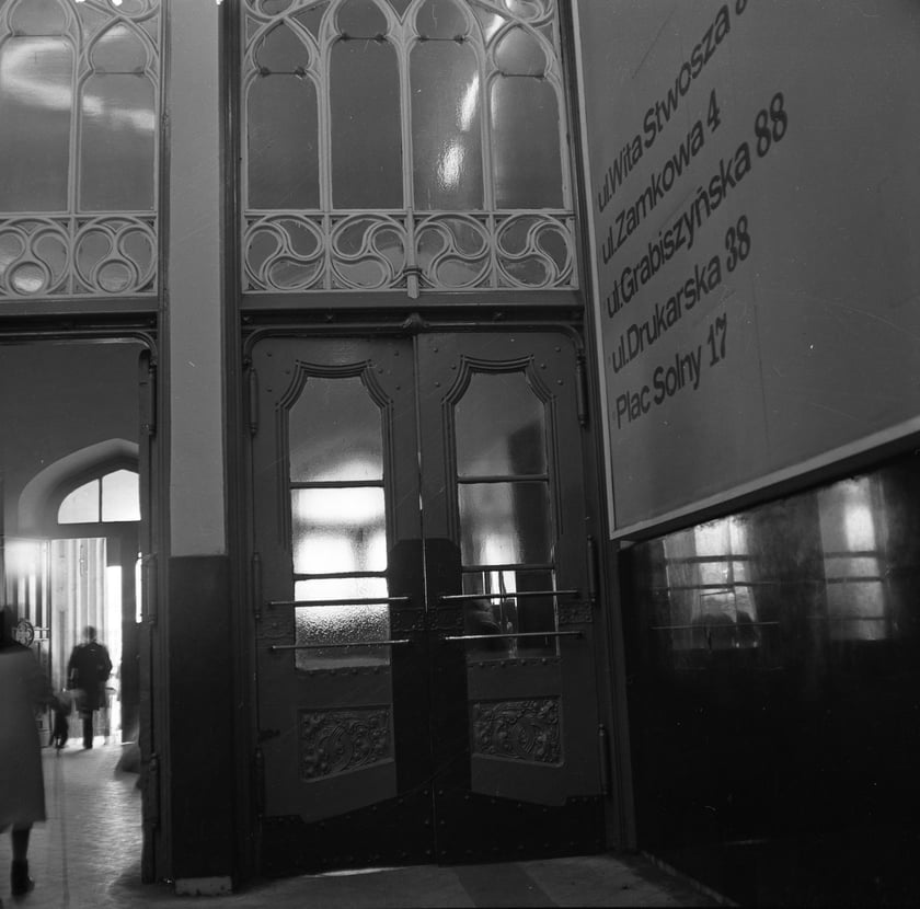 Dworzec Gł&oacute;wny we Wrocławiu w latach 70. Środkowy westybul, drzwi wahadłowe