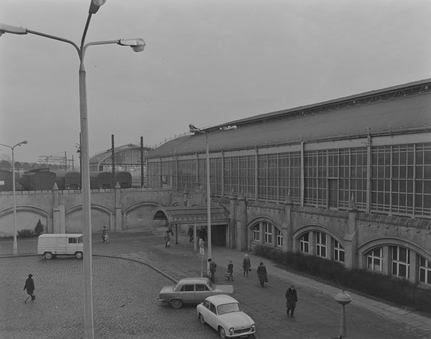 Dworzec Gł&oacute;wny we Wrocławiu w latach 70. Elewacja p&oacute;łnocno-wschodnia