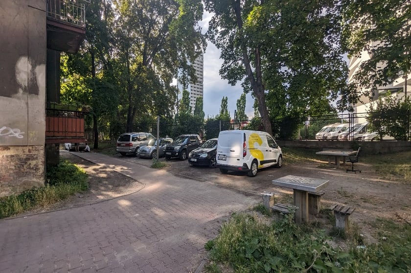 przy ulicy Wybrzeże Pasteura 11 &ndash; 17