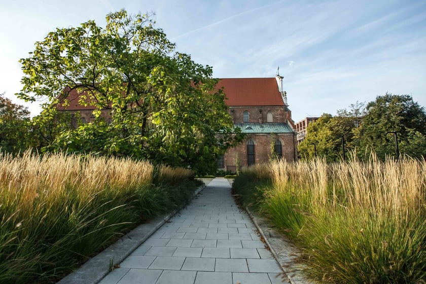 Budynek Muzeum Architektury widziany od strony Skweru Wrocławianek