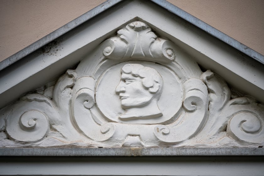 Kamienice i detale architektoniczne na ulicy Nowowiejskiej i sąsiednich ulicach