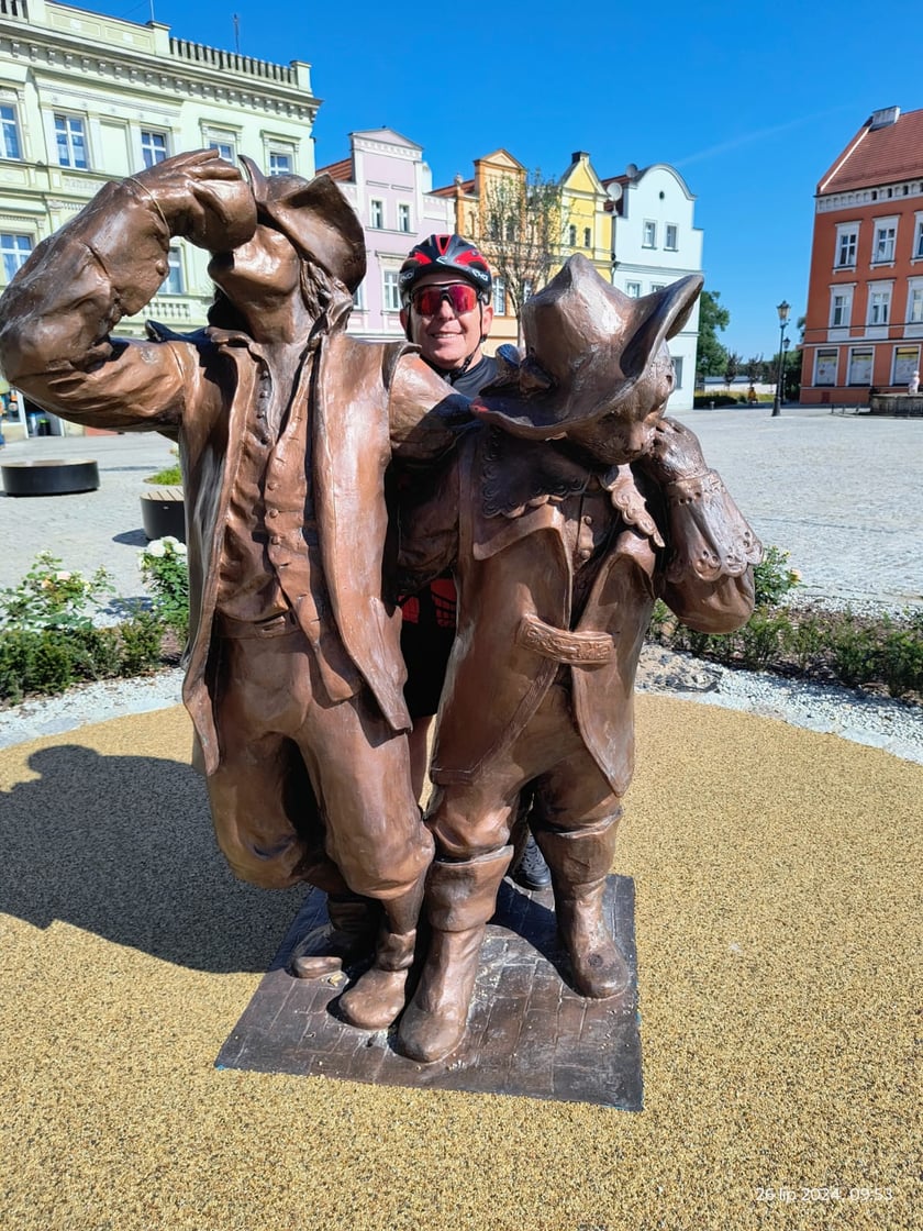 Bytom Odrzański - Kot w Butach prowadzący podchmielonego jegomościa