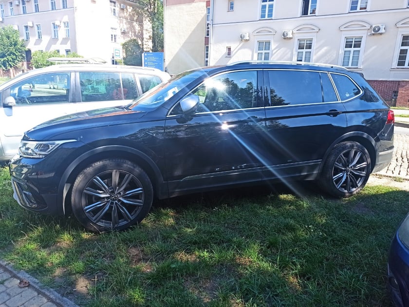 Przykłady nieprawidłowo zaparkowanych samochod&oacute;w