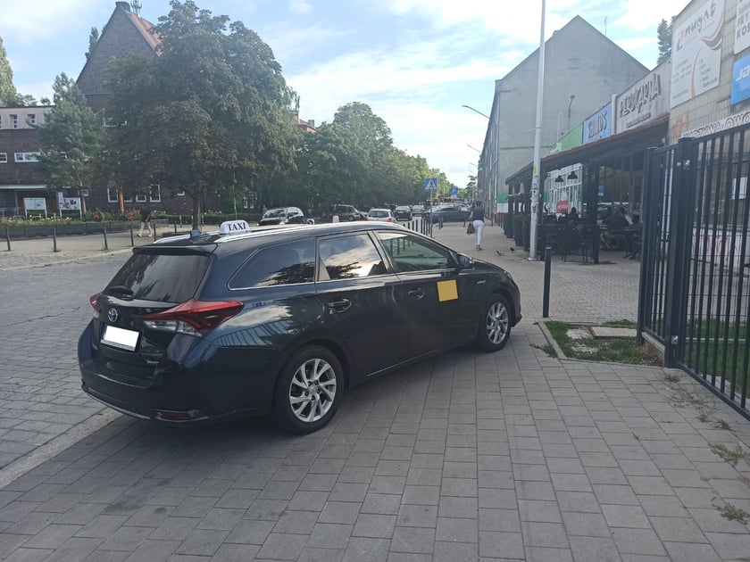 Przykłady nieprawidłowo zaparkowanych samochod&oacute;w