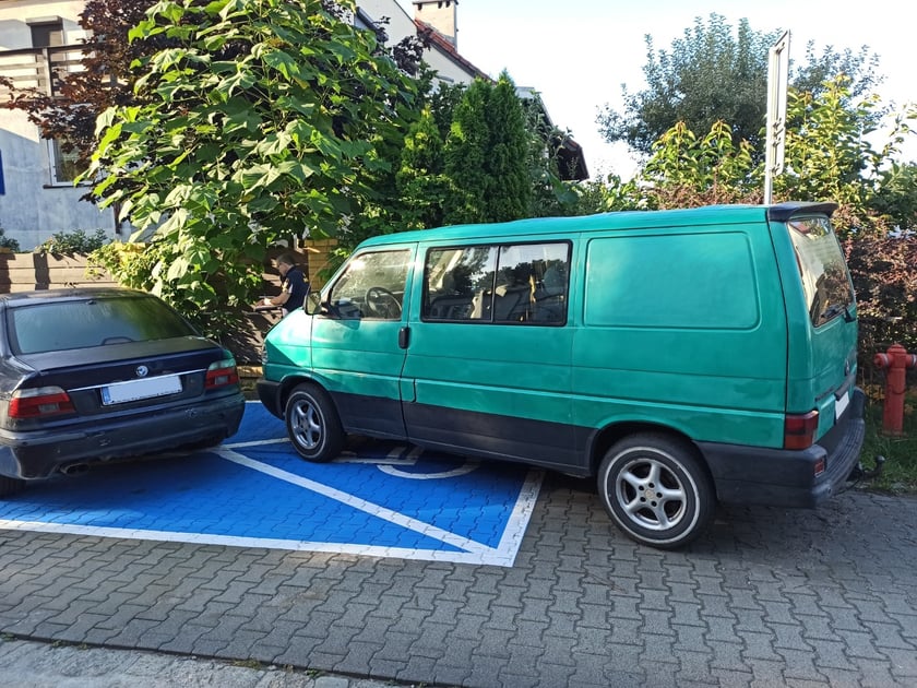 Przykłady nieprawidłowo zaparkowanych samochod&oacute;w