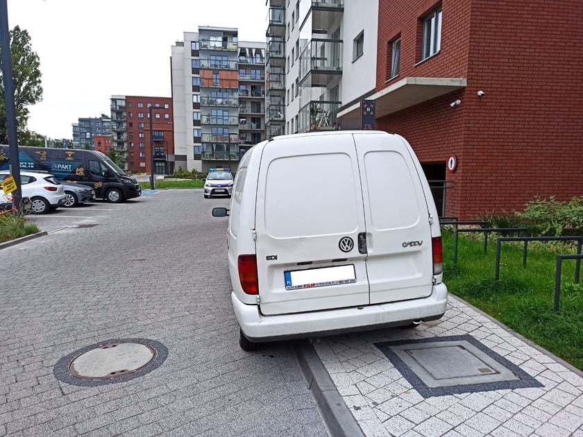 Przykłady nieprawidłowo zaparkowanych samochod&oacute;w
